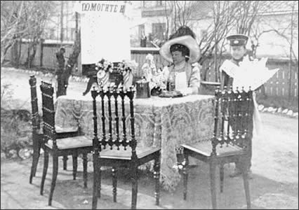 The first White Flower charity action in 1911. Volunteers sold self-made flowers and the raised money was spent to open out-patient clinics and to built sanatoriums